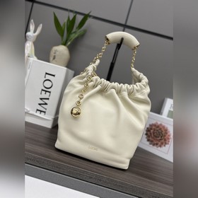 Loewe  小號 納帕羊皮Squeeze手袋 一款精緻而柔美的全新手袋，采用