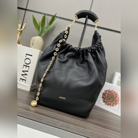 Loewe  中號 納帕羊皮Squeeze手袋 一款精緻而柔美的全新手袋，采用