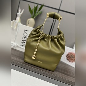 Loewe  小號 納帕羊皮Squeeze手袋 一款精緻而柔美的全新手袋，采用