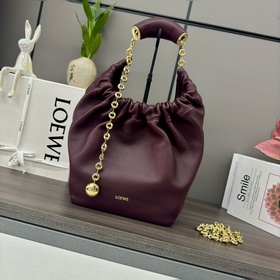 Loewe  小號 納帕羊皮Squeeze手袋 一款精緻而柔美的全新手袋，采用