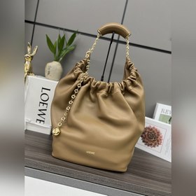 Loewe  中號 納帕羊皮Squeeze手袋 一款精緻而柔美的全新手袋，采用