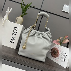 Loewe  小號 納帕羊皮Squeeze手袋 一款精緻而柔美的全新手袋，采用