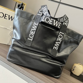 Loewe 紙紋牛皮革Fold Shopper手袋 是一款多功能 ，輕便的手袋