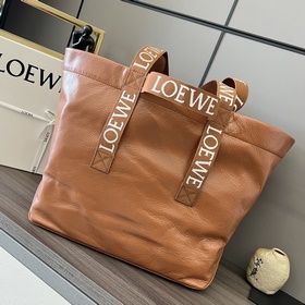 Loewe  紙紋牛皮革Fold Shopper手袋 是一款多功能 ，輕便的手