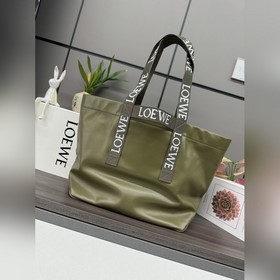 Loewe 紙紋牛皮革Fold Shopper手袋 是一款多功能 ，輕便的手袋