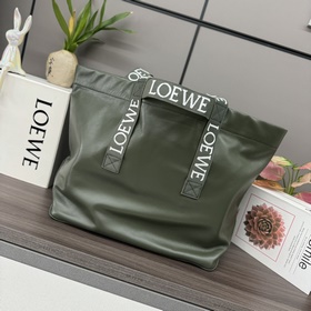 Loewe 紙紋牛皮革Fold Shopper手袋 是一款多功能 ，輕便的手袋