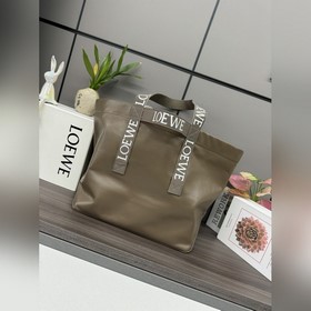 Loewe 紙紋牛皮革Fold Shopper手袋 是一款多功能 ，輕便的手袋