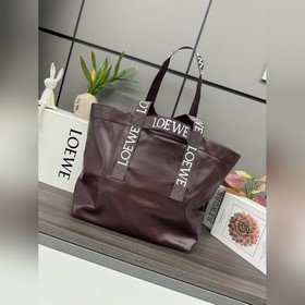 Loewe 紙紋牛皮革Fold Shopper手袋 是一款多功能 ，輕便的手袋