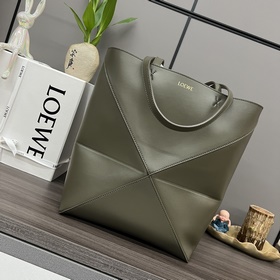 Loewe  新款 小號 亮面牛皮革 Puzzle Fold Tote采用标