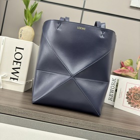 Loewe  新款 小號 亮面牛皮革 Puzzle Fold Tote采用标