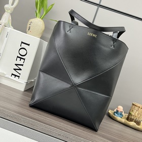 Loewe  新款 小號 亮面牛皮革 Puzzle Fold Tote采用标