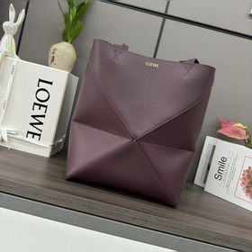 Loewe 新款 小號 亮面牛皮革 Puzzle Fold Tote采用标志性