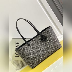 Loewe 新款Anagram 提花布和牛皮革East West Tote手袋