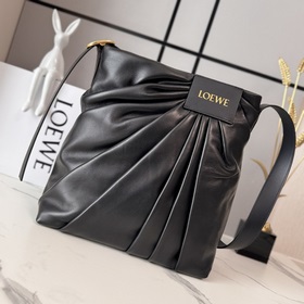 Loewe  柔軟納帕羊皮革 Draped 手袋别具一格，靈感源自 Loewe