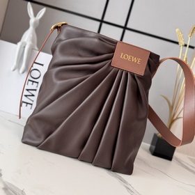 Loewe  柔軟納帕羊皮革 Draped 手袋别具一格，靈感源自 Loewe