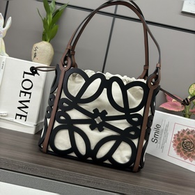 Loewe  小號镂空包牛皮革Anagram Tote手袋 這款多功能Tote