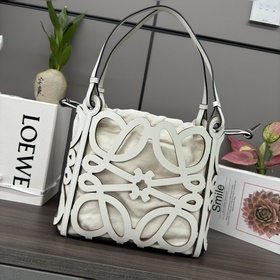 Loewe  小號镂空包牛皮革Anagram Tote手袋 這款多功能Tote