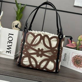 Loewe  小號镂空包牛皮革Anagram Tote手袋 這款多功能Tote