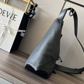 Loewe  Anton Sling背包 到貨 (新尺寸) 這是一款采用柔軟