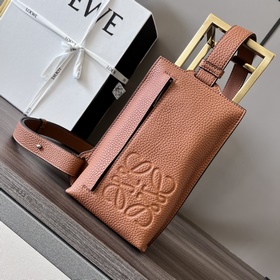 Loewe  新款粒面垂直T型胸包到貨 采用特訂制togo 皮， 皮料柔軟、