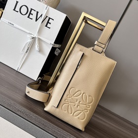 Loewe  新款粒面垂直T型胸包到貨 采用特訂制togo 皮， 皮料柔軟、