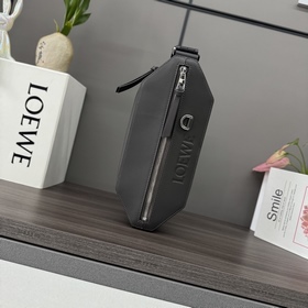 Loewe  經典牛皮革變形 Sling 手袋 緊湊型Sling 手袋 配有可