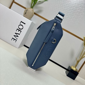 Loewe  經典牛皮革變形 Sling 手袋 緊湊型Sling 手袋 配有可