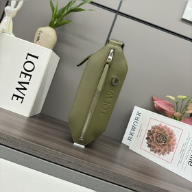 Loewe  經典牛皮革變形 Sling 手袋 緊湊型Sling 手袋 配有可
