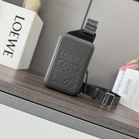 Loewe  光滑牛皮革Molded Sling是一款實用的斜挎包，配有*Lo
