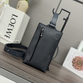 Loewe  粒面牛皮革 垂直T Pocket 小袋 柔軟 多功能的可穿戴垂