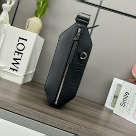 Loewe  經典牛皮革變形 Sling 手袋 緊湊型Sling 手袋 配有可