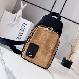 Loewe  帆布和絨面革Flex Sling手袋是一款多功能包款，采用實用的