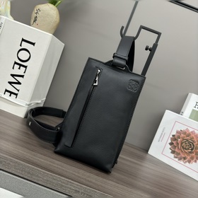 Loewe 粒面牛皮革 垂直T Pocket 小袋 柔軟 多功能的可穿戴垂直拉