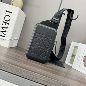 Loewe  光滑牛皮革Molded Sling是一款實用的斜挎包，配有*Lo