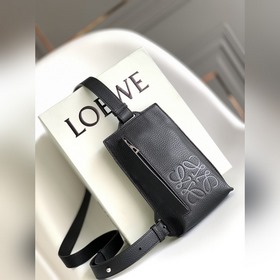 Loewe 新款粒面垂直T型胸包到貨 采用特訂制togo 皮， 皮料柔軟、多功