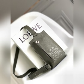Loewe 新款粒面垂直T型胸包到貨 采用特訂制togo 皮， 皮料柔軟、多功