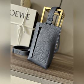 Loewe 新款粒面垂直T型胸包到貨 采用特訂制togo 皮， 皮料柔軟、多功