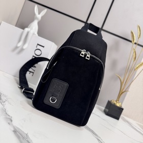 Loewe  帆布和絨面革Flex Sling手袋是一款多功能包款，采用實用的