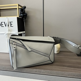 Loewe  新款經典Puzzle 腰包 牛皮革Puzzle 手袋是創意總監