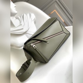 Loewe  新款經典Puzzle 腰包 牛皮革Puzzle 手袋是創意總監