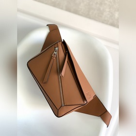 Loewe  新款經典Puzzle 腰包 牛皮革Puzzle 手袋是創意總監
