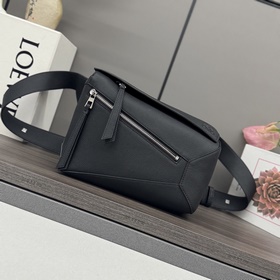 Loewe 新版本 新款 小號經典粒面牛皮革 Puzzle 腰包*長方體形狀和