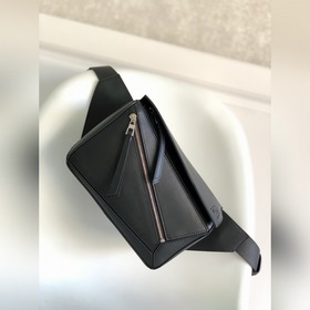 Loewe 新款經典Puzzle 腰包 牛皮革Puzzle 手袋是創意總監喬納