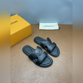 LV Isola系列涼拖鞋，采用Monogram壓花皮革，搭配橡膠鞋底，簡約又有