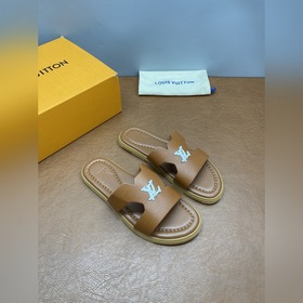 LV Isola系列涼拖鞋，采用Monogram壓花皮革，搭配橡膠鞋底，簡約又有