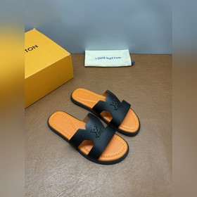 LV Isola系列涼拖鞋，采用Monogram壓花皮革，搭配橡膠鞋底，簡約又有