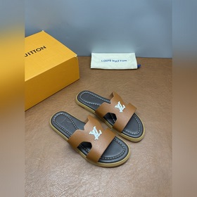 LV Isola系列涼拖鞋，采用Monogram壓花皮革，搭配橡膠鞋底，簡約又有