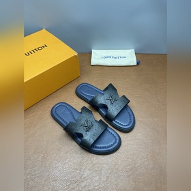 LV Isola系列涼拖鞋，采用Monogram壓花皮革，搭配橡膠鞋底，簡約又有