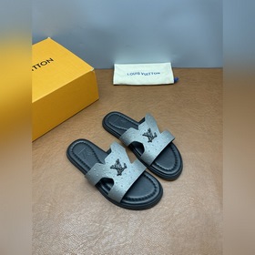 LV Isola系列涼拖鞋，采用Monogram壓花皮革，搭配橡膠鞋底，簡約又有