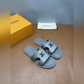 LV Isola系列涼拖鞋，采用Monogram壓花皮革，搭配橡膠鞋底，簡約又有